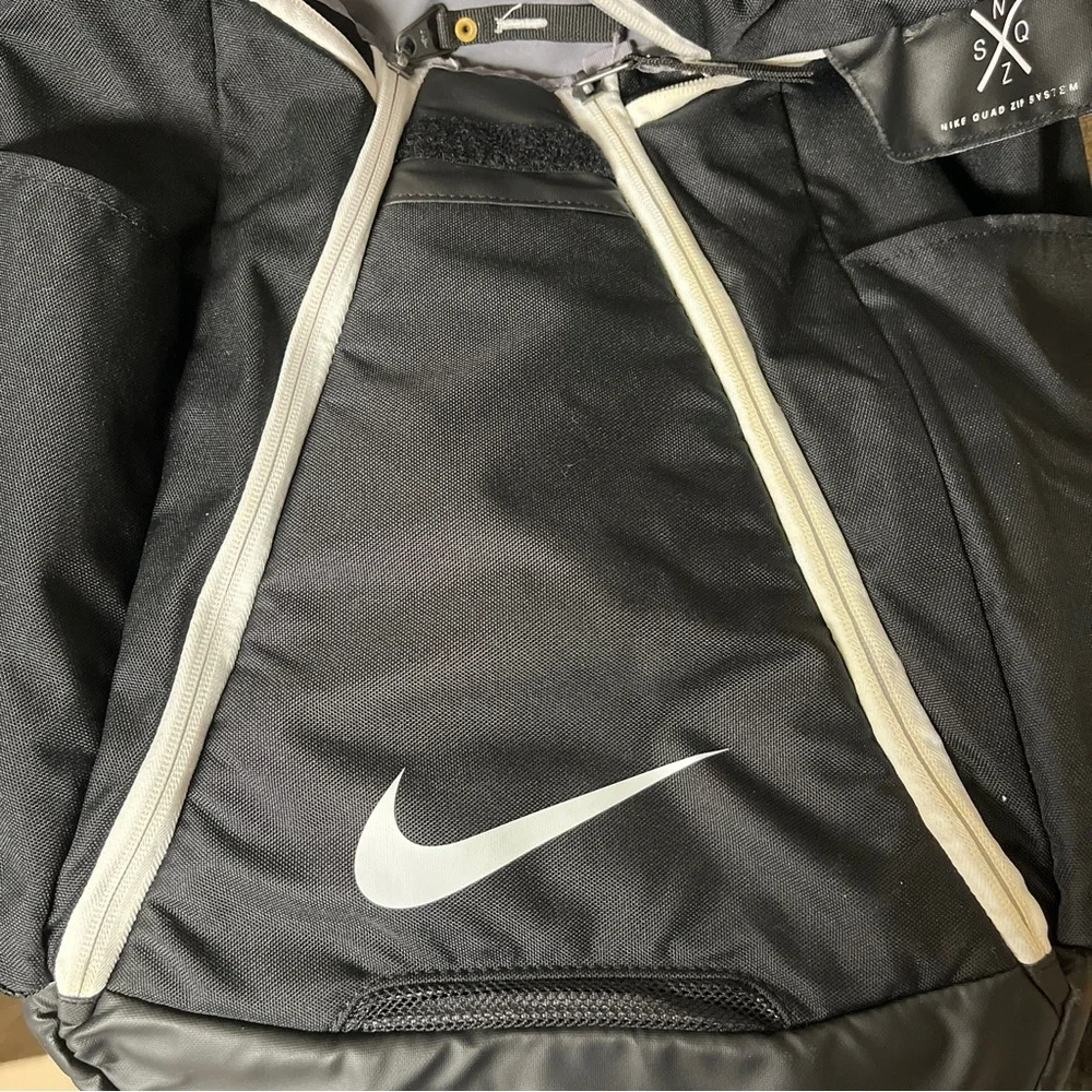 Nike Black & White Backpack EUC, all zippers work, no tears or rubs seen, unisex